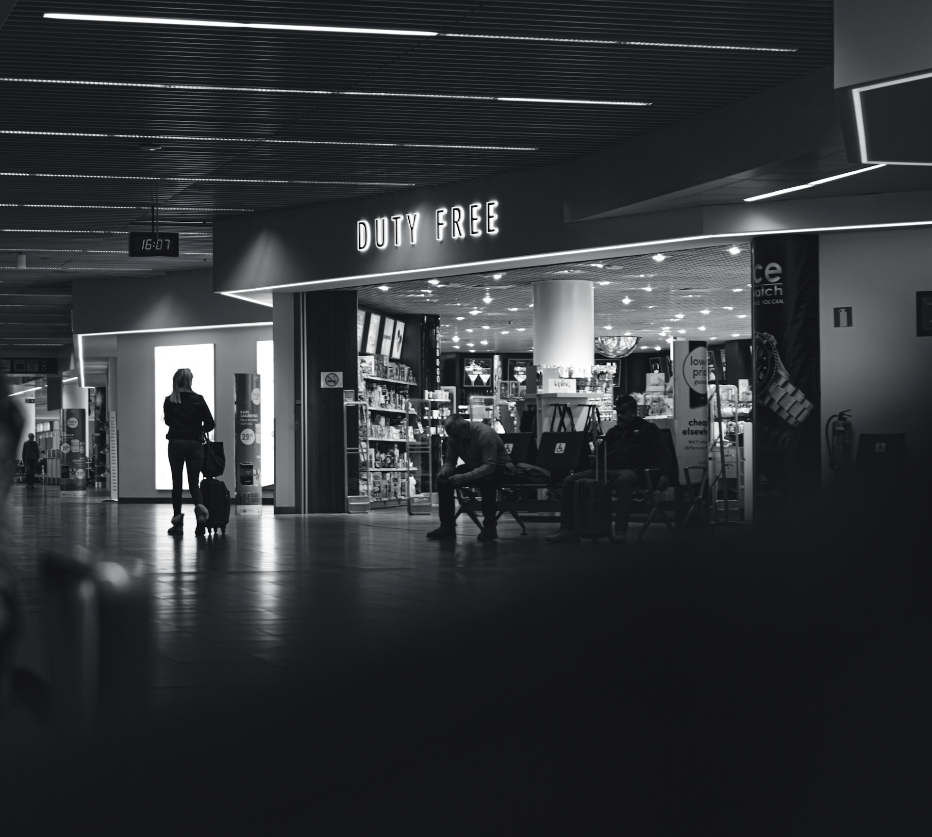 На досмотре выкинули духи из дьюти-фри: что нельзя перевозить в ручной клади